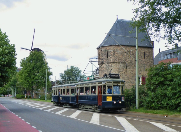 in de Phoenixstraat in Delft passeert Molen de Roos en de Bagijne