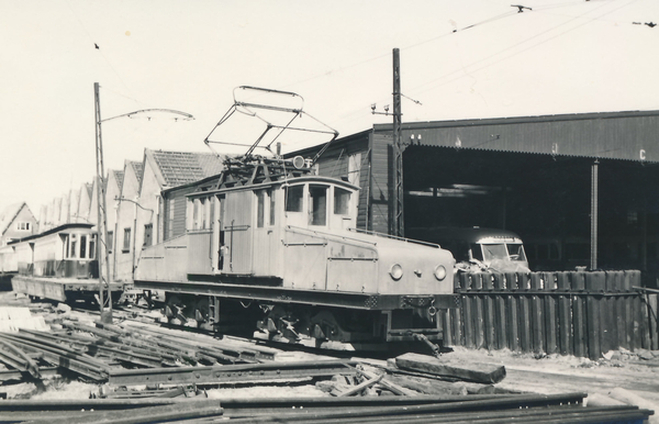 Loc A1051 bij de remise Leidsevaart, 19-04-1957.