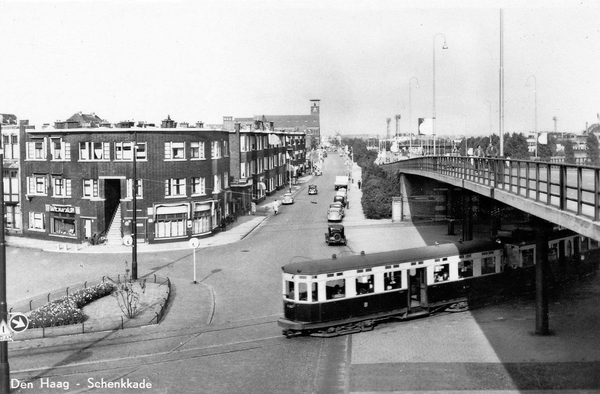 NZH Blauwe Tram in de jaren 50 bij het Schenkviaduct in Den Haag