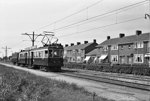 Oegstgeest De A 607-608+B11-15 komt van Rijnsburg en nadert op de