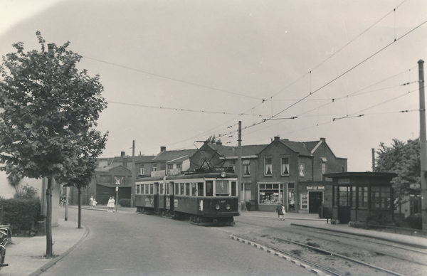 Rijnsburg Sandtlaan  met de A607+608, 06-1957.