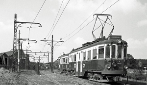 Werkplaats Rijnsburg met de A 409 en B 516 op 20 april 1960.