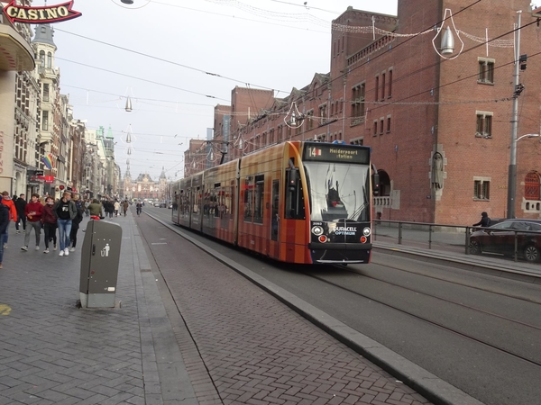 Amsterdam-Damrak. Een begin van Hybride trams Met bovenleiding of