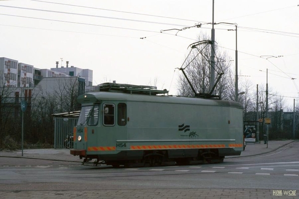 De fraaie slijptram H 54 van het GVB bij station Zuid. 18-12-1990
