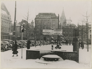Buitenhof in de sneeuw, gezien naar de Gravenstraat. Op de voorgr