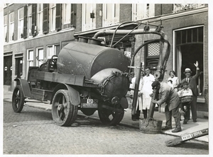 Den Haag. Reinigingsdienst, nieuwe kolkenzuigmachine van de reini