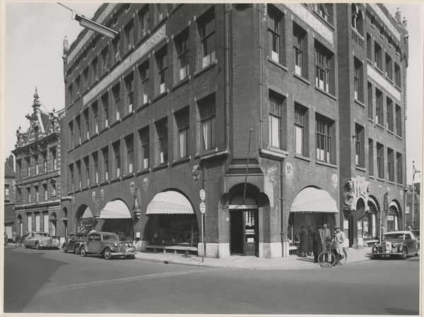 Hier het Berlage-gebouw, hoek Prinsestraat op foto ex. 4-1954