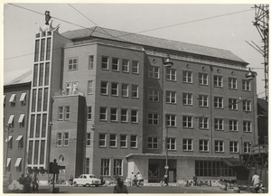 Kerkplein, hoek Torenstraat met het nieuwe postkantoor 1957