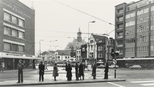 Spui hoek Kalvermarkt links de meubelzaak van Hulshoff 1977