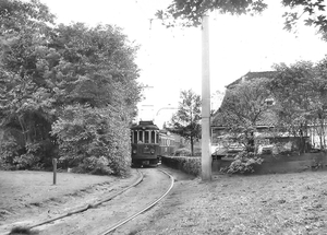 De tram nadert in Katwijk aan de Rijn de Achterkerkweg richting K