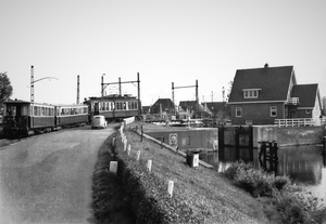 Monnickendam Een tram uit Volendam rijdt in 1955 de Grafelijkheid