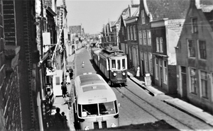 Monnickendam Rond 1955 rijdt een tram op het Noordeinde naar Amst