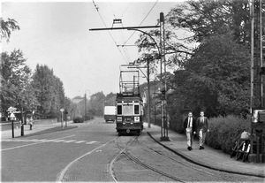 Oegstgeest 1959-60 rijdt de A 322 in de Leidse Buurt op de Rhijng