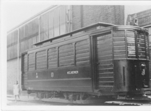 Schaftwagen B33 voor de dienst Weg & Werken naast de remise Leide
