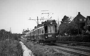 Voorburg Op het Oosteinde, net na het treinviaduct rijdt een A 50
