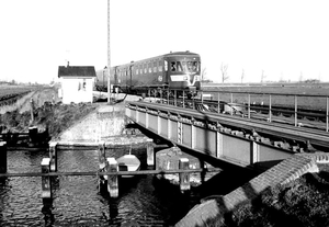 Het is 14 april 1974 bij de draaibrug aan het Boterdiep bij Bedum