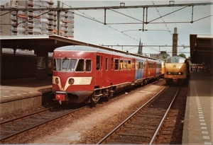 Rode diesels staat de 95 opgesteld naast DE3 133 op station Ensch
