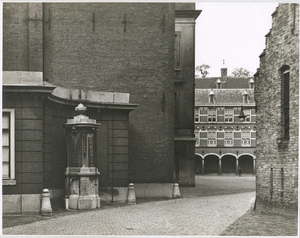 Den Haag. Binnenhof, doorkijkje met pomp. ca.1936.