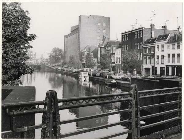 Den Haag. Groenewegje 172-146-145, gezien van de Wagenbrug naar h