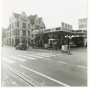Den Haag. Rijswijkseweg, benzinestation en nr. 25. ca.1982
