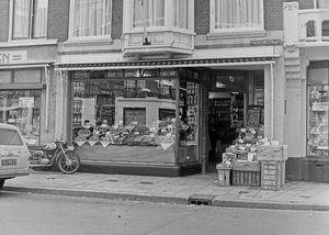 Frederikstraat 86, etalage van de groentewinkel  1965