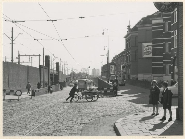 Parallelweg, hoek Van Ravesteinstraat (later Suze Robertsonstraat
