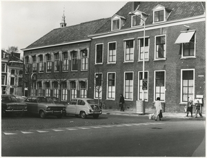 Varkenmarkt, gezien vanaf de Prinsegracht; rechts het voormalige 