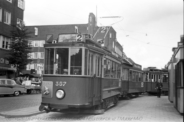 357+626 aan de standplaats Hoofddorpplein op 24-8-1957.