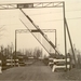 1928. Bewaakte spoorwegovergang Veenweg gezien vanuit Nootdorp in