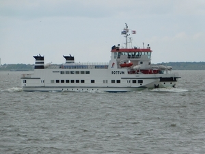 Veerboot,Rottum,komt vanuit Schiermonnikoog aan in de haven van L