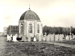 1967. De kapel van de begraafplaats Sint Agatha. Op de achtergron