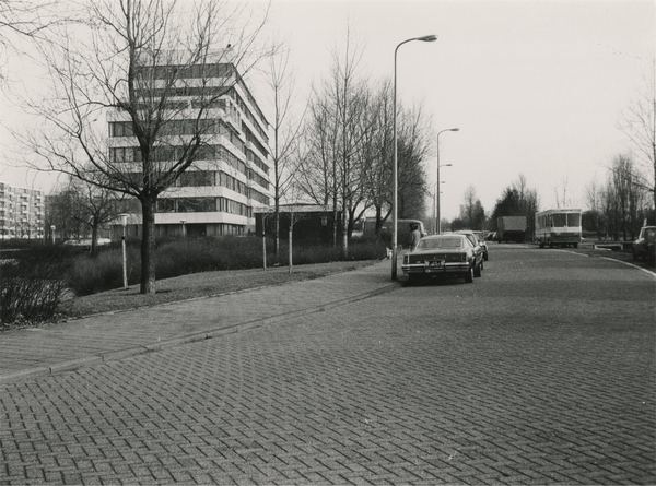 1979. Veurse Achterweg met het kantoorgebouw van het Pensioenfond