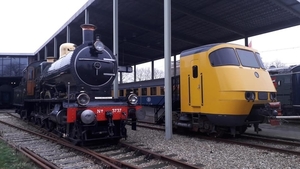 Ns 3737 en NS sgm cabine naast elkaar in spoorwegmuseum.. De simu