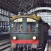 NS 9107 van het Spoorwegmuseum onder de majestueuze overkapping v