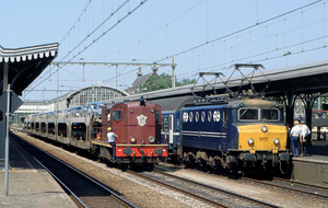 NS loc 1117 en dieselloc 2488 op station Den Bosch op 14 juli 198