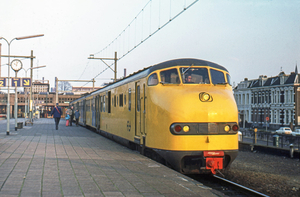 NS Plan U richting Zwolle. Enschede eind 1973. Fraaie herenhuizen
