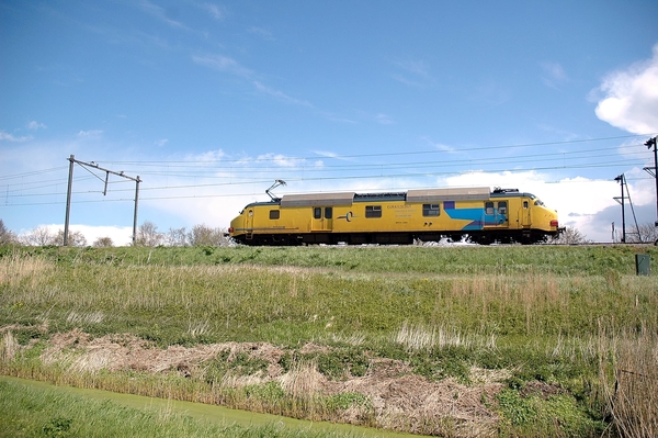 Hier de ex-mP 3032 als meettrein naar Lelystad vlak na vertrek ui