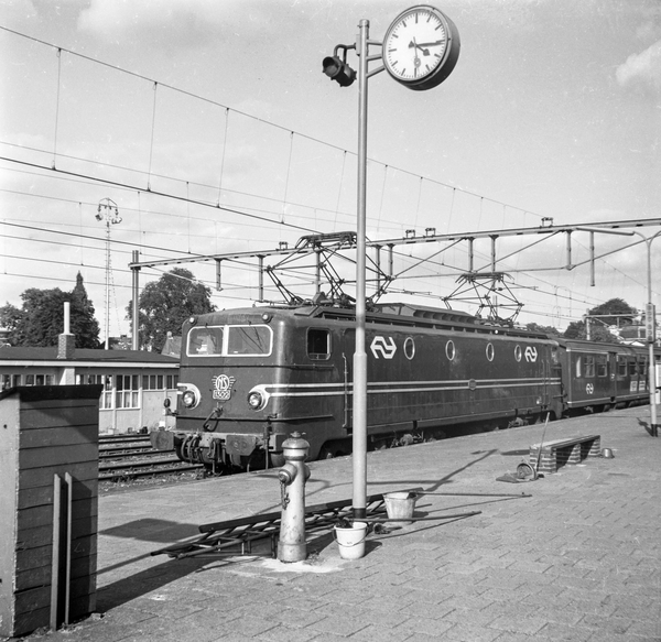 NS 1302 met plan E rijtuigen Enschede zomer 1971