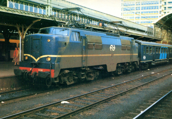 NS lok 1206 en een plan E rijtuig op Utrecht CS in september 1980