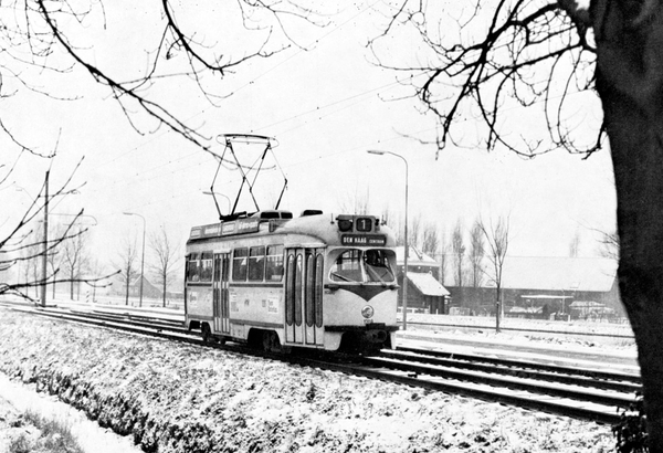 11 februari 1978 met een PCC car 1208 van de HTM in een besneeuwd