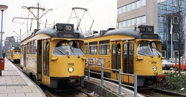13 april 1993 Voorburg. HTM 1148 en 1138 op route 10 bij Station 
