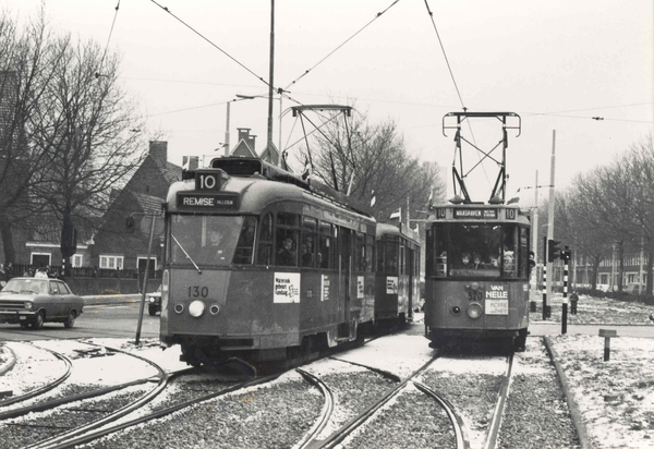 130 en 520 pendelen tussen de remise en metro station Maashaven..