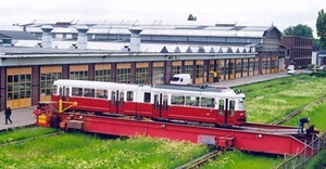 Bij Kleiweg werkt RET 659 is op een spoor vlakke auto geladen voo