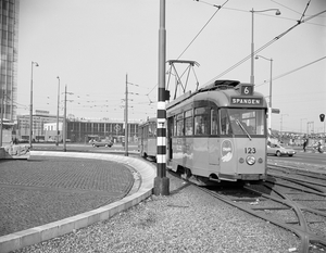 Lijn 6 op weg naar Spangen, bij het Hofplein in 1970.