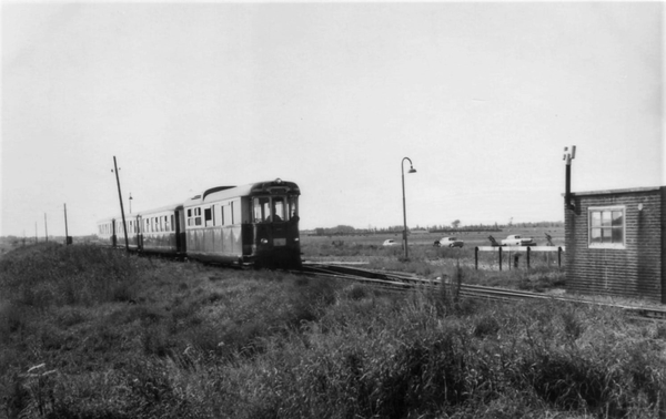28 juli 1963 te station Heenvliet. De Reiger trekt de AB1501+AB15