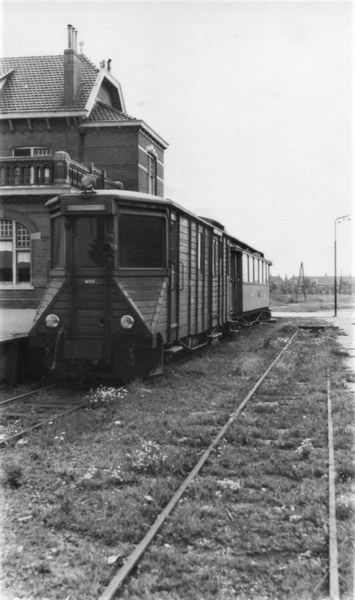 29 juli 1957 M65+ABP422 bij het station Middelharnis Dorp.