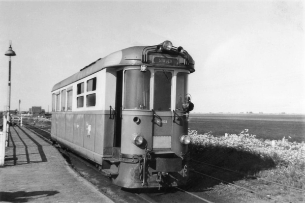 Langs het perron van station Blaaksedijk staat op 27 mei 1956 de 