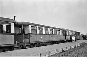 Langs het perron van station Oostvoorne staan de M67+BD1631+ABR15