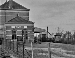 Rond 1950 staat een eenzaam rijtuig langs het perron van station 