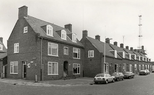 Zeezwaluwstraat 295-279, gezien naar de Sternstraat.1981